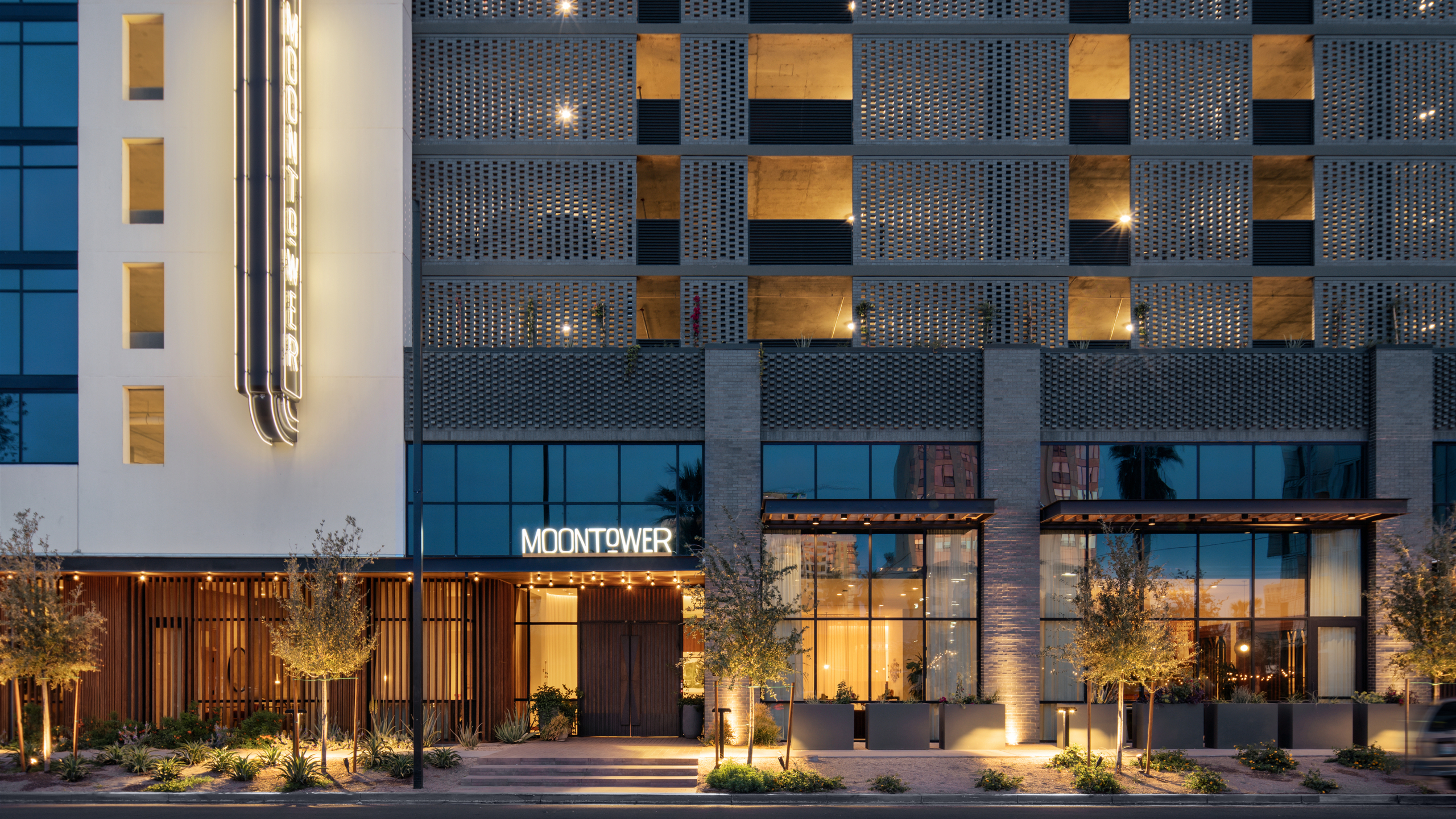 Moontower – Street View