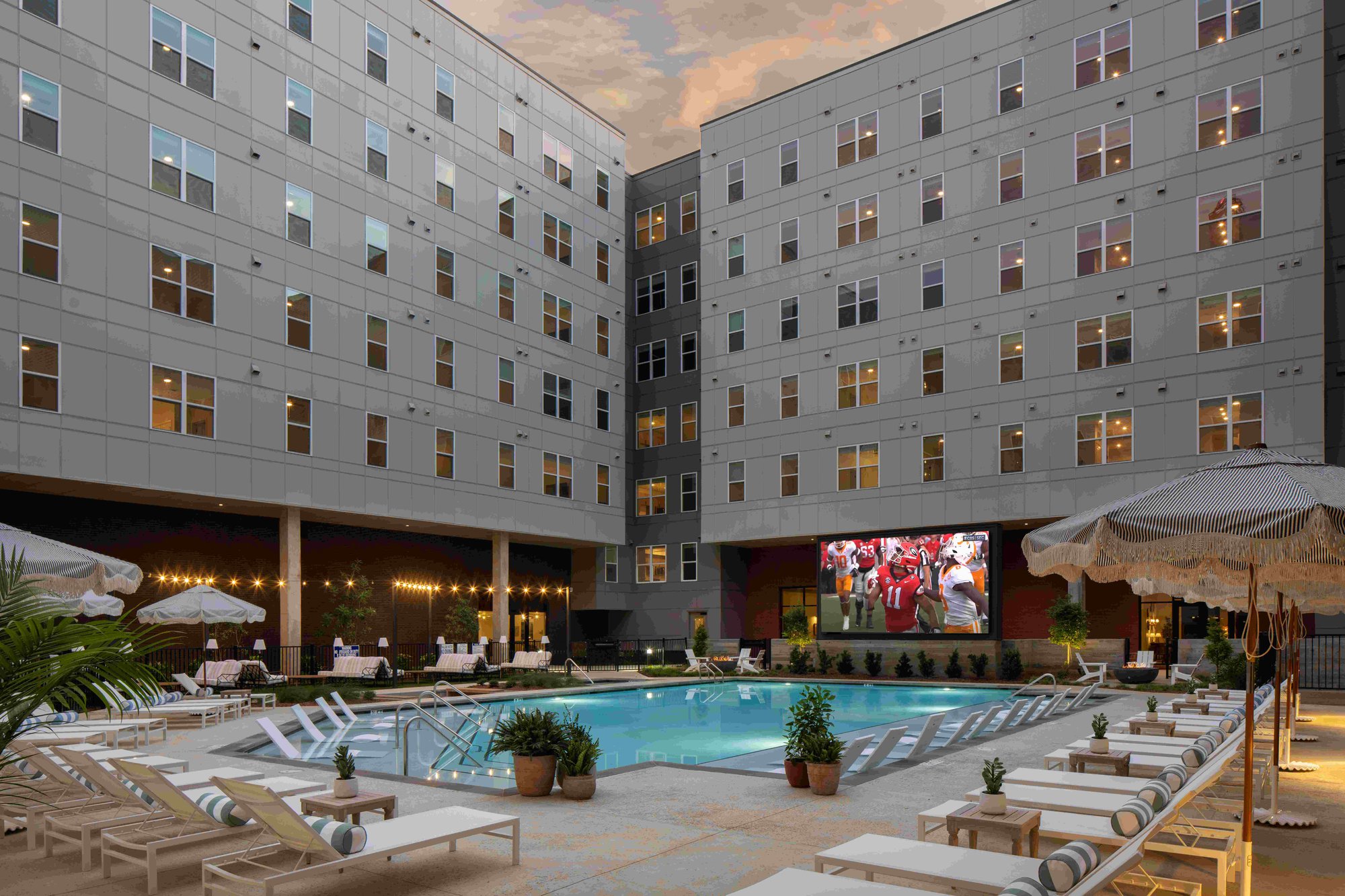 Rambler Athen’s pool and courtyard