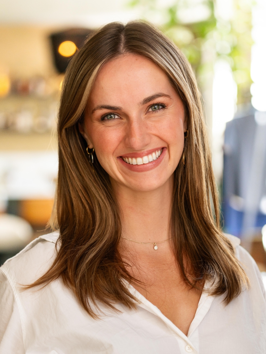 Holly Sproull Headshot